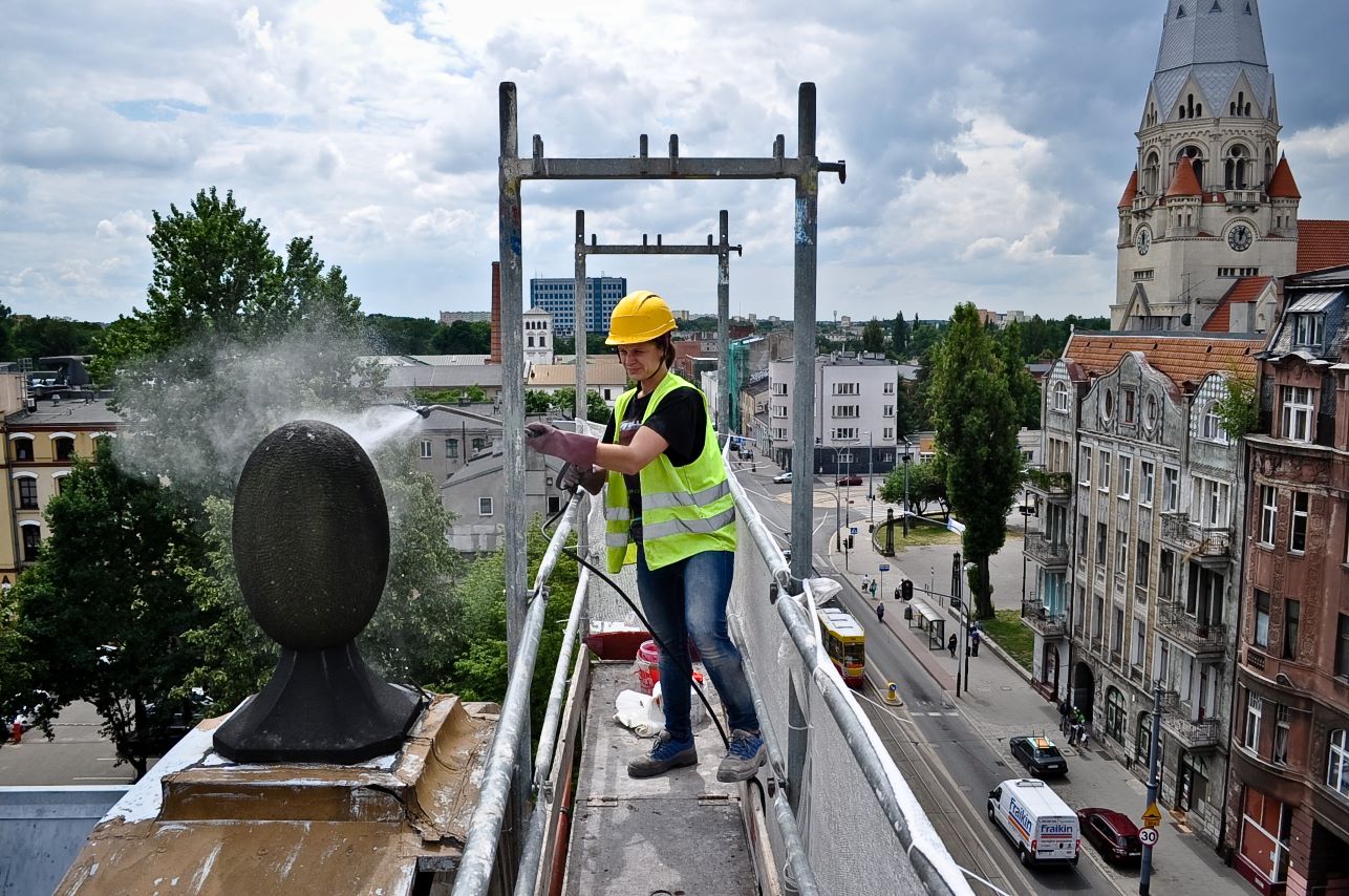 Ciśnieniowe mycie zabytkowych detali architektonicznych na wysokości - RELIKT Konserwacja Zabytków