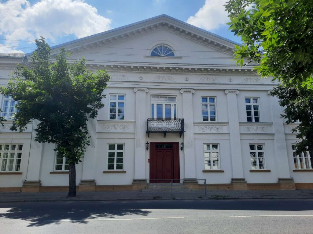 Odrestaurowana klasycystyczna elewacja zabytkowego budynku z pilastrami i ozdobnym tympanonem, Pałac Schlosserów, Ozorków – RELIKT Konserwacja Zabytków